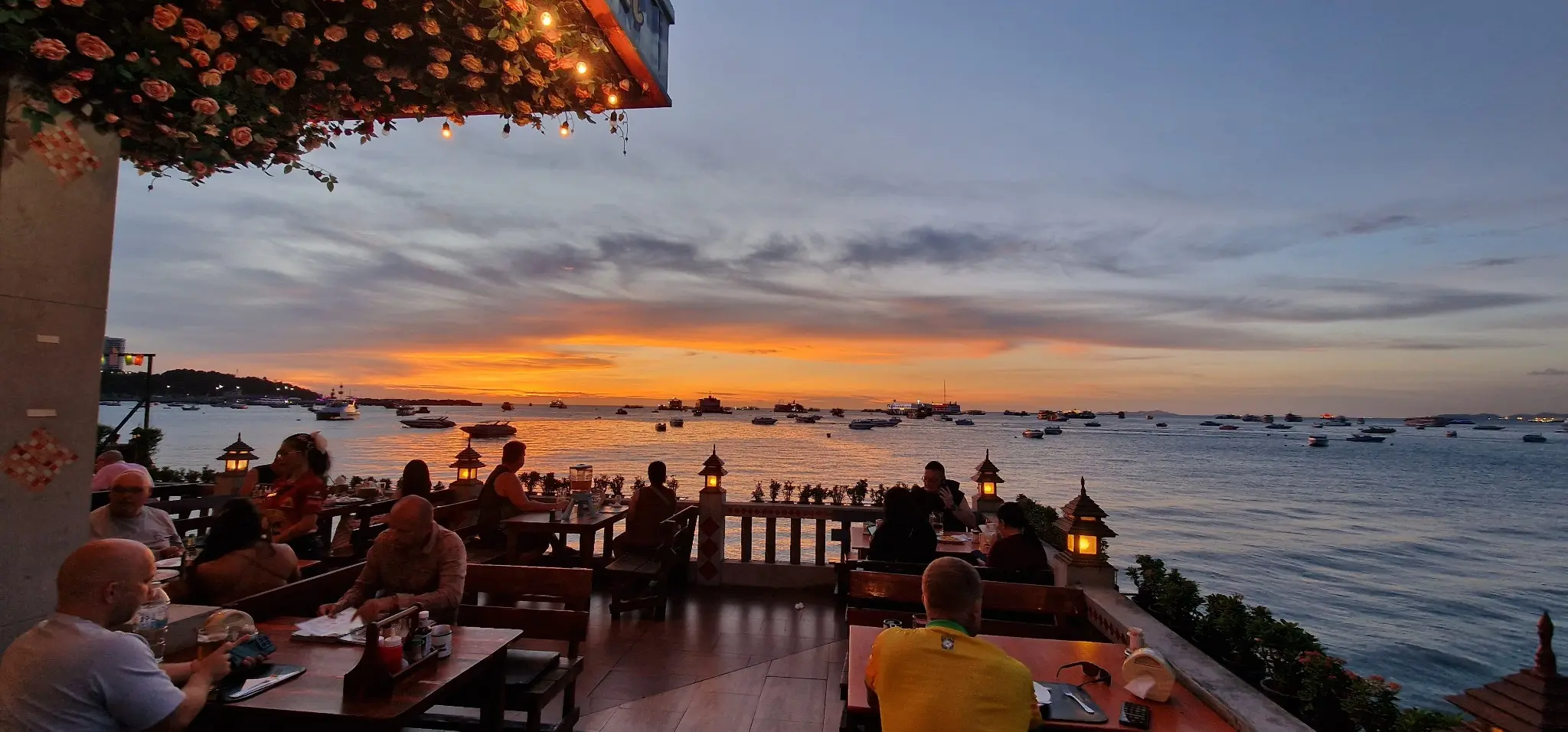 Gemeinsames Essen am Meer bei Sonnenuntergang in Pattaya